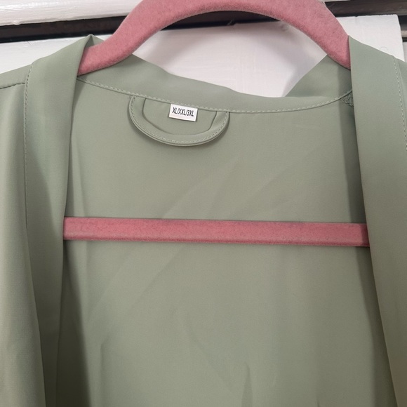 Women’s Ruffle Robe with “B” - Picture 3 of 4